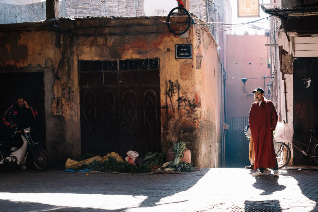 Mann steht in der Altstadt von Marrakesch.
