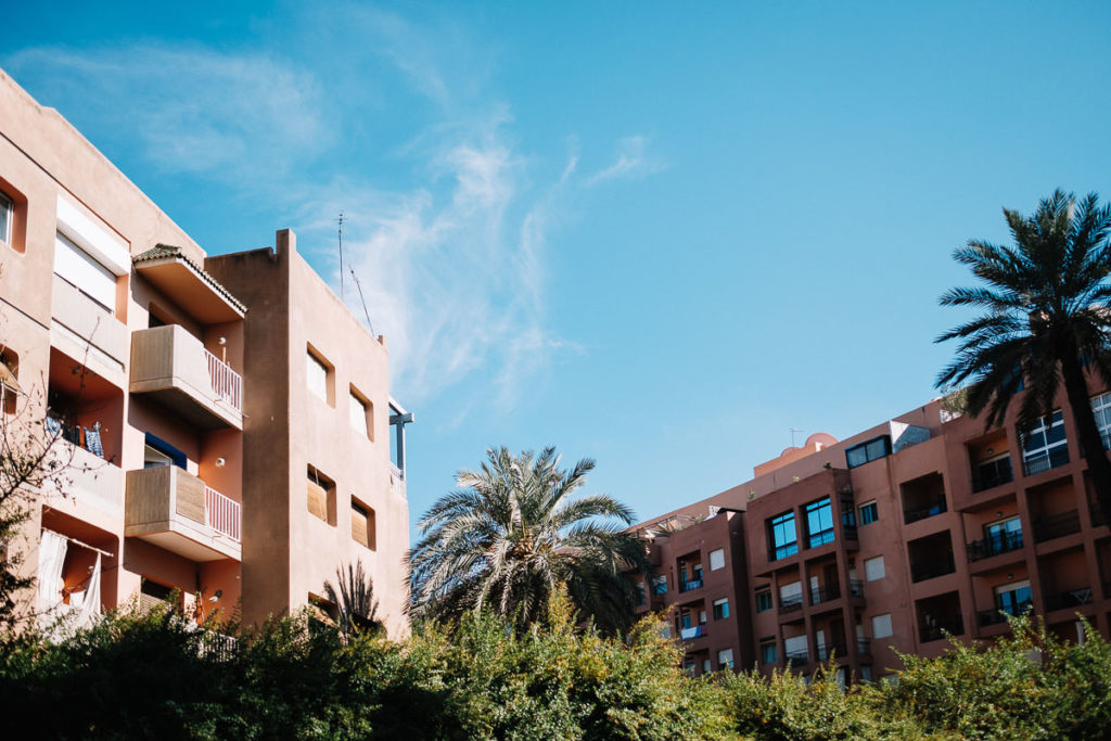 Außerhalb der Marrakesch Altstadt steht das moderne Marokko.