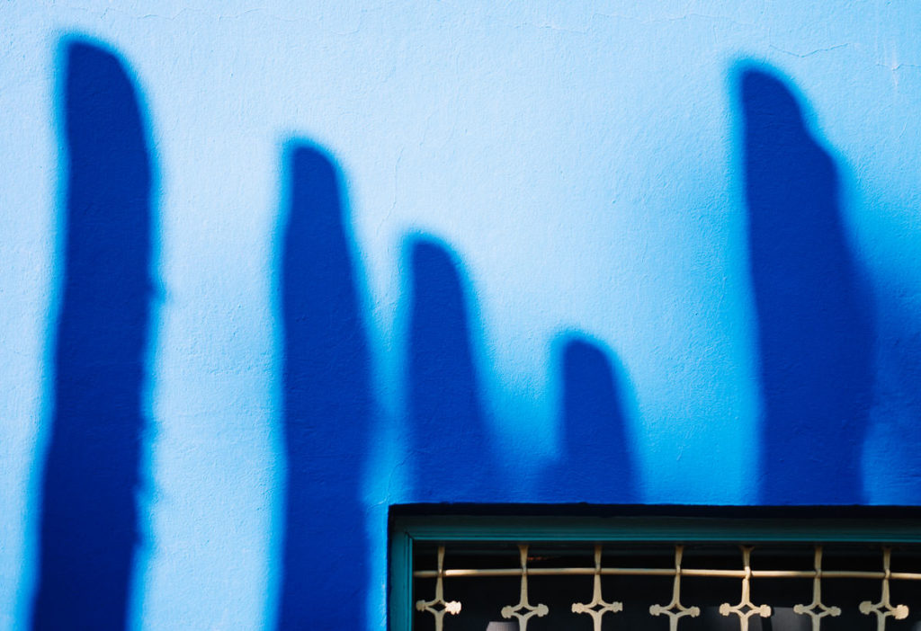 Blaue Wand in Marrakesch.