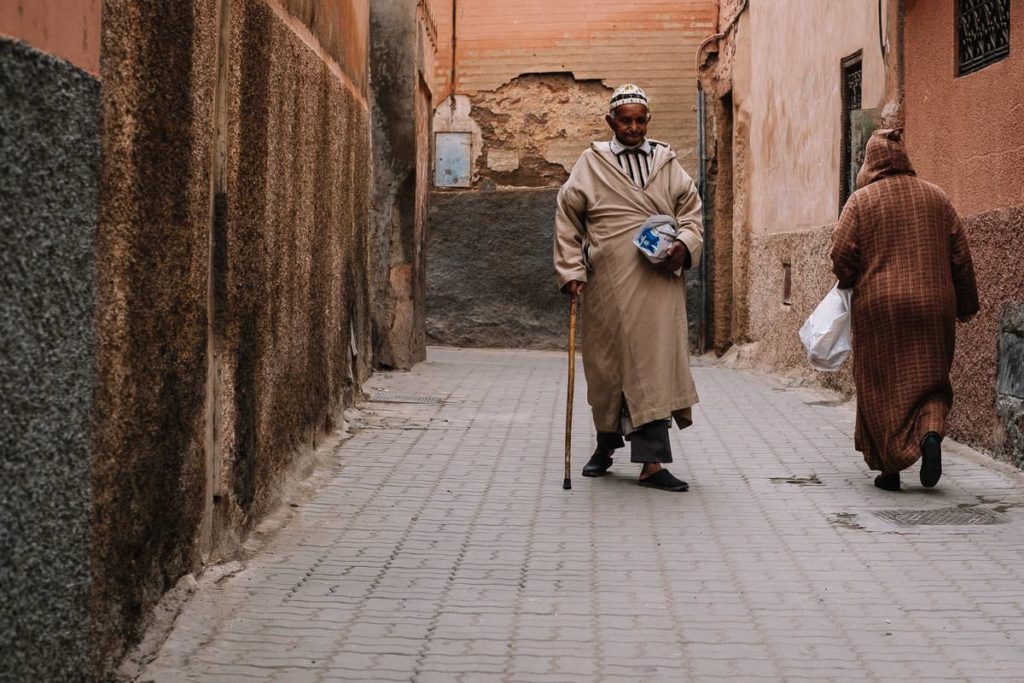 Gasse in Marrakesch Altastadt. Zwei Männer gehen ihre Wege.