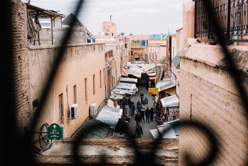 Blick von einer Dachterrasse in Marrakesch in die engen Gassen der Stadt.