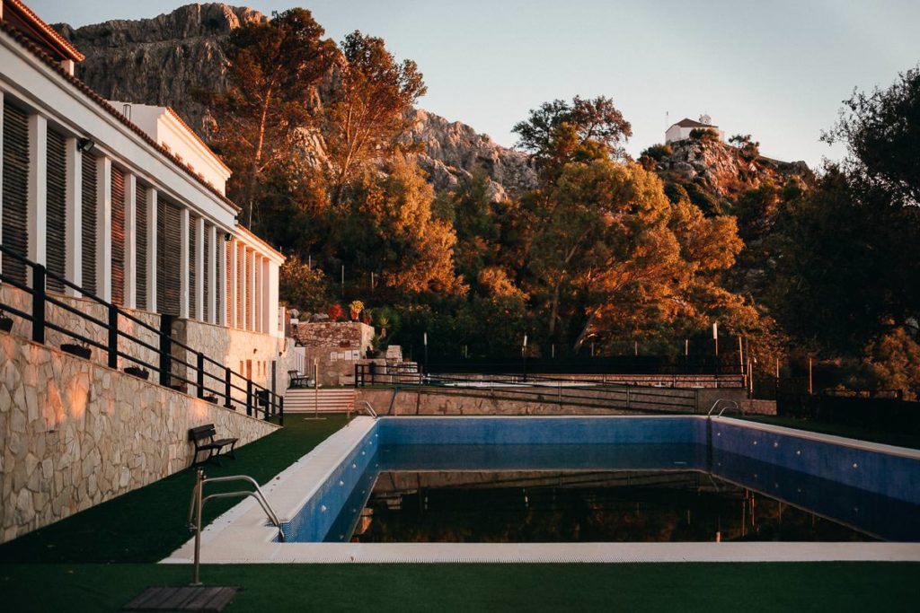 Schwimmbad in Benacoaz in der Sierra de Grazalema in Andalusien.