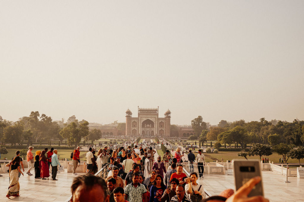 Menschenmasse am Taj Mahal in Agra, Indien