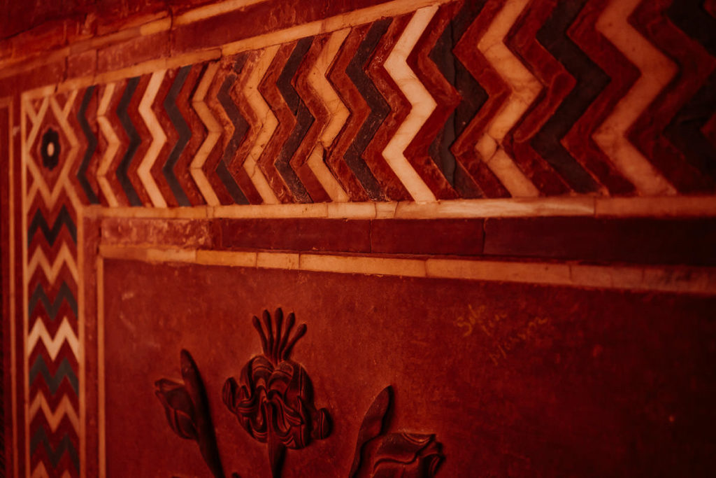 Detailaufnahme einer Verzierung im Taj Mahal in Agra, Indien