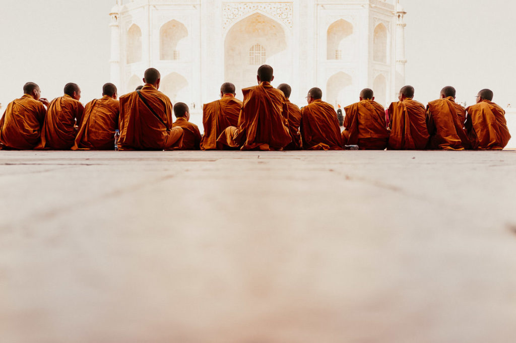 Mönche vor dem Taj Mahal in Agra, Indien