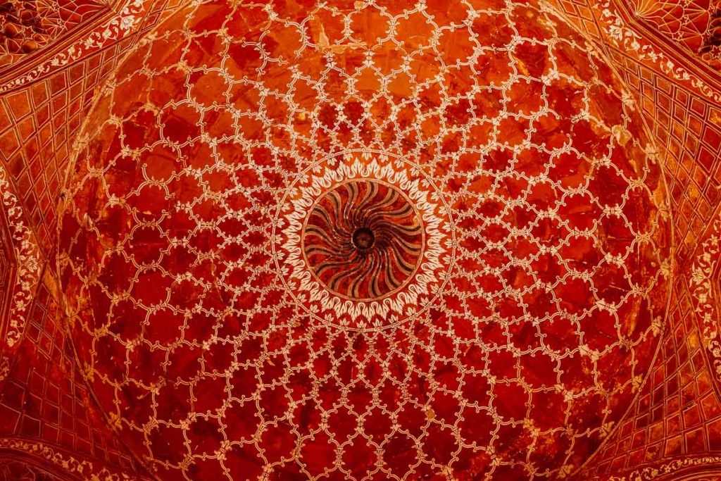 Verzierte Decke im Taj Mahal in Agra, Indien