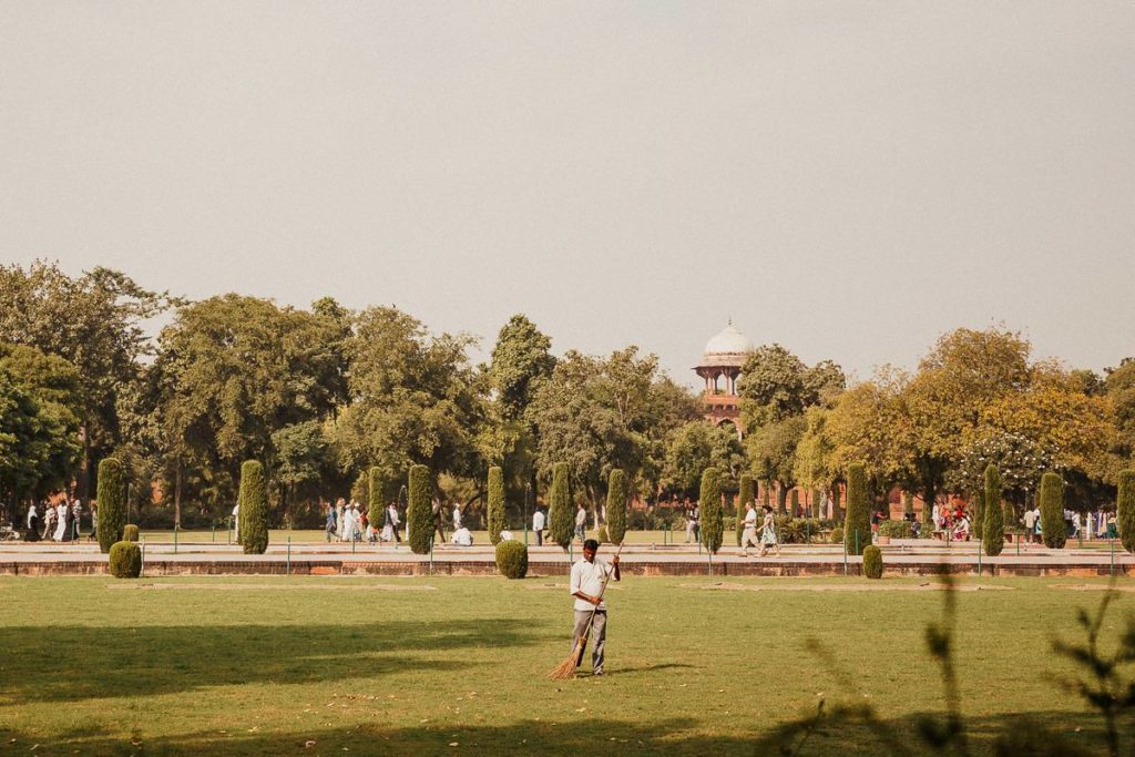 Gärtner im Taj Mahal in Agra, Indien