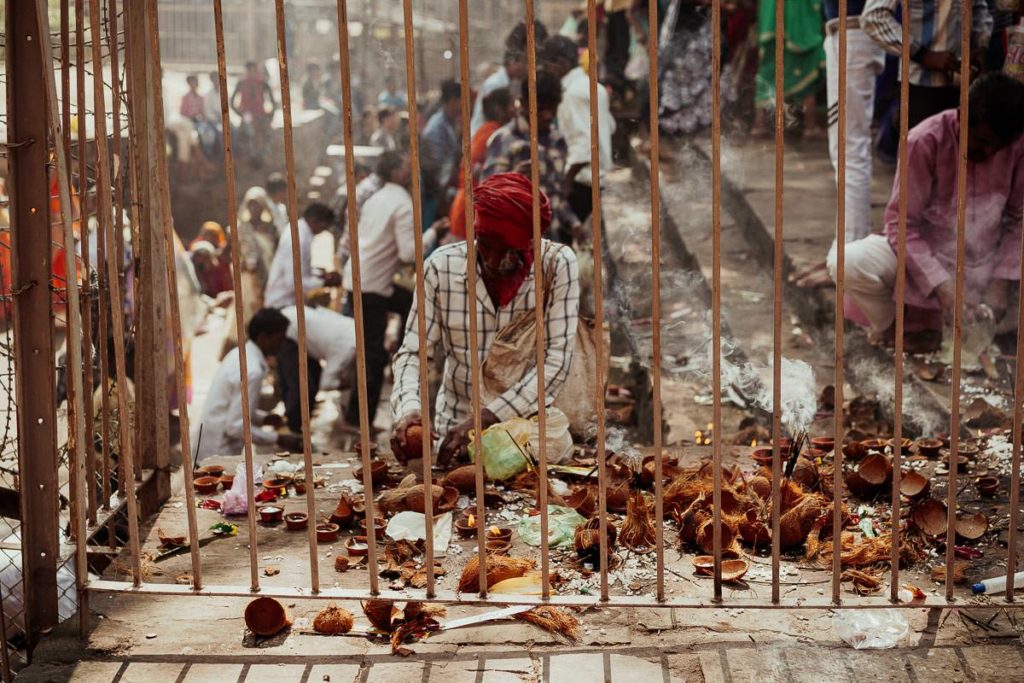 Opfergaben zu Diwali im Tempel in Khajuraho