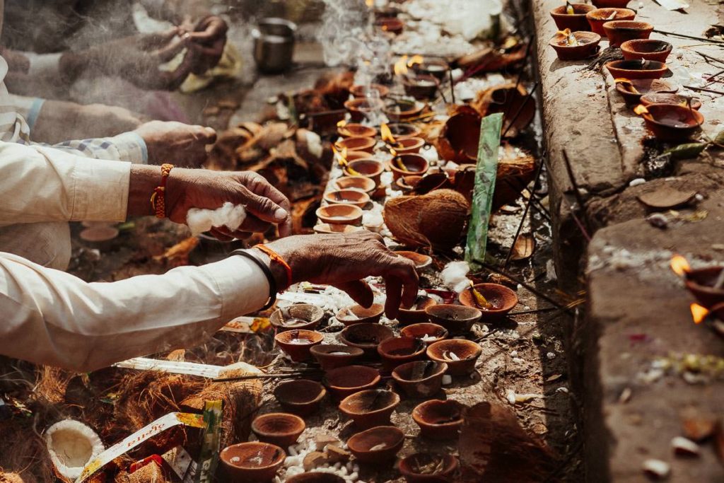 Entzündung von diya zu diwali in Khajuraho