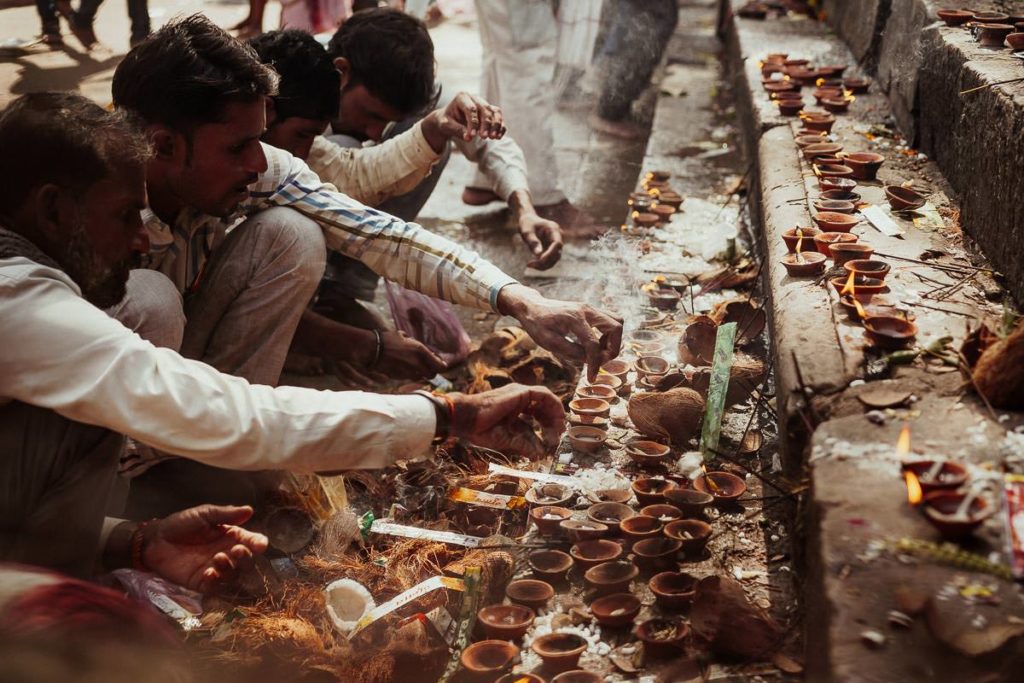 Beten und Opfergaben im Tempel in Khajuraho zu Diwali