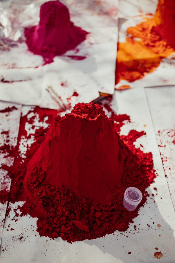 Rotes Pulver für den Segenspunkt auf der Stirn zu Diwali in Khajuraho