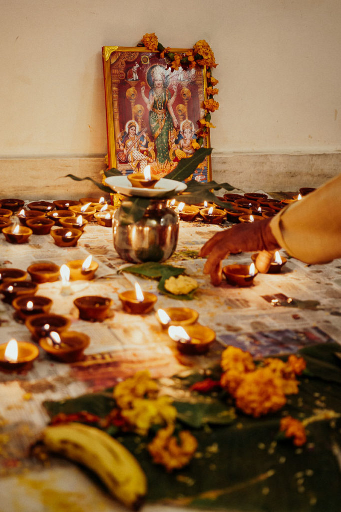 Zur Ehre der Göttin Lakshmi werden zu Diwali diyas entzündet und Opfer gebracht.