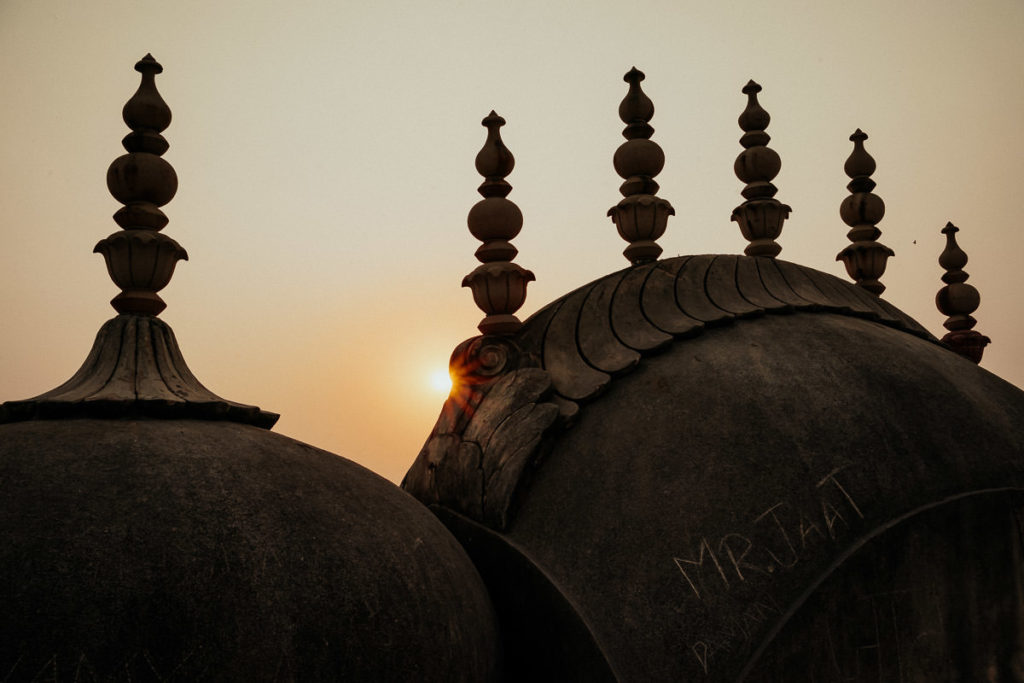 Kalashas im Sonnenuntergang auf der Nahargarh Festung.