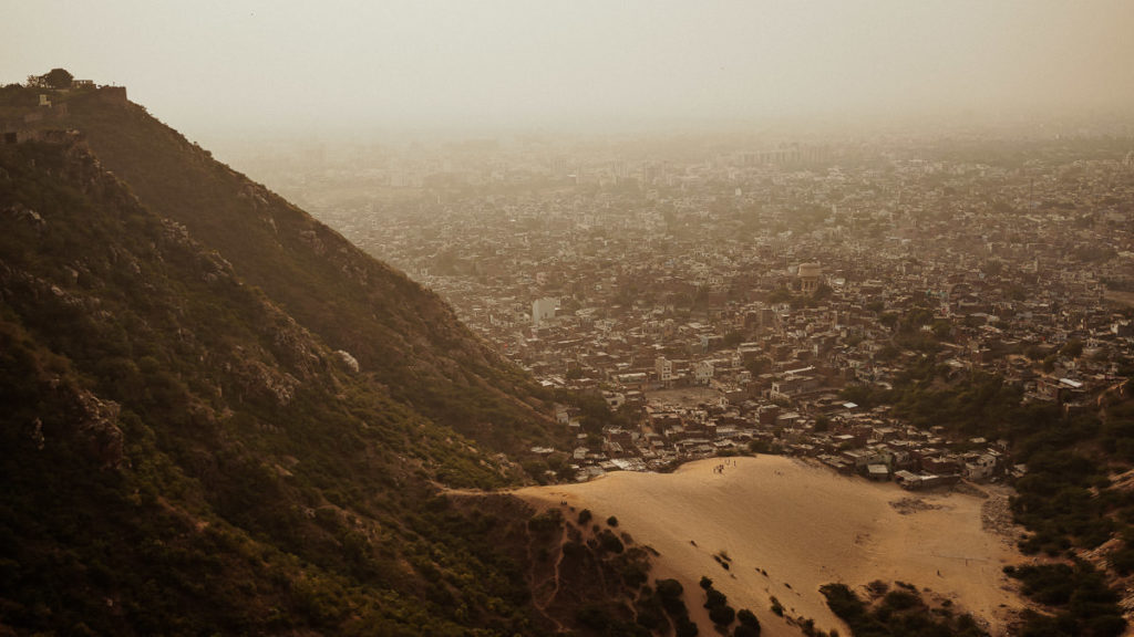 Sanddüne mitten in der Stadt. Wir blicken von oben auf sie herab.