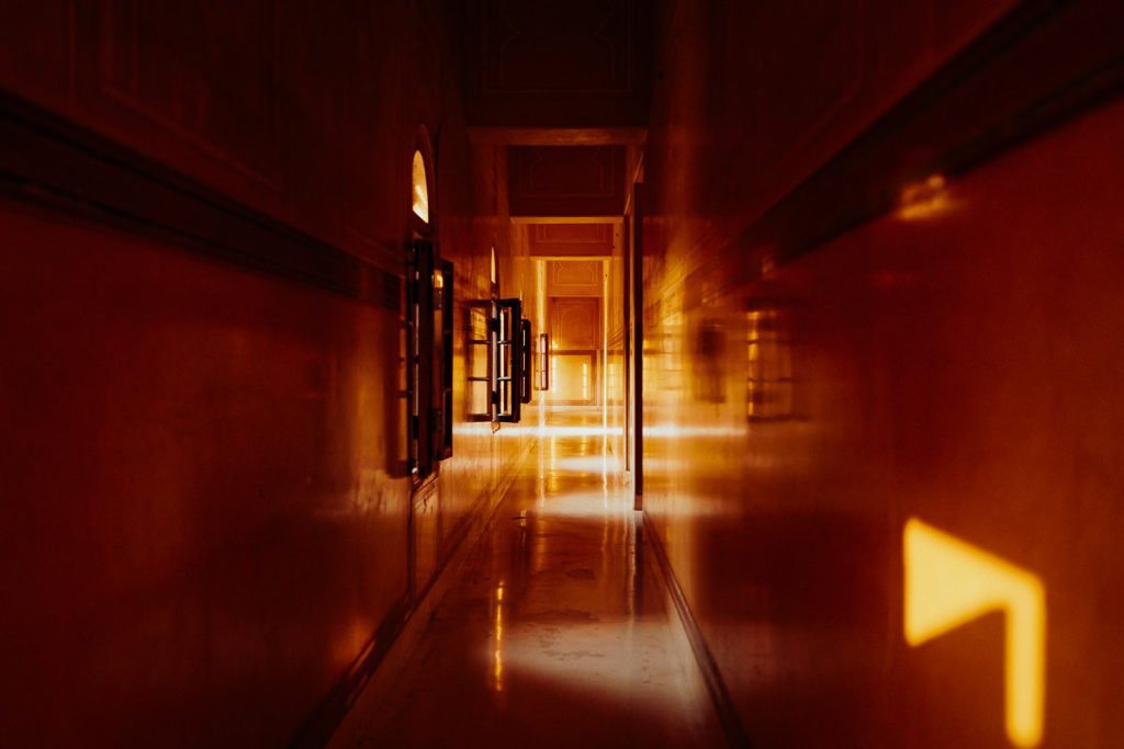 Ein langer Gang und geöffnete Fenster zur linken Seite im Nahargarh Fort in Rajasthan.