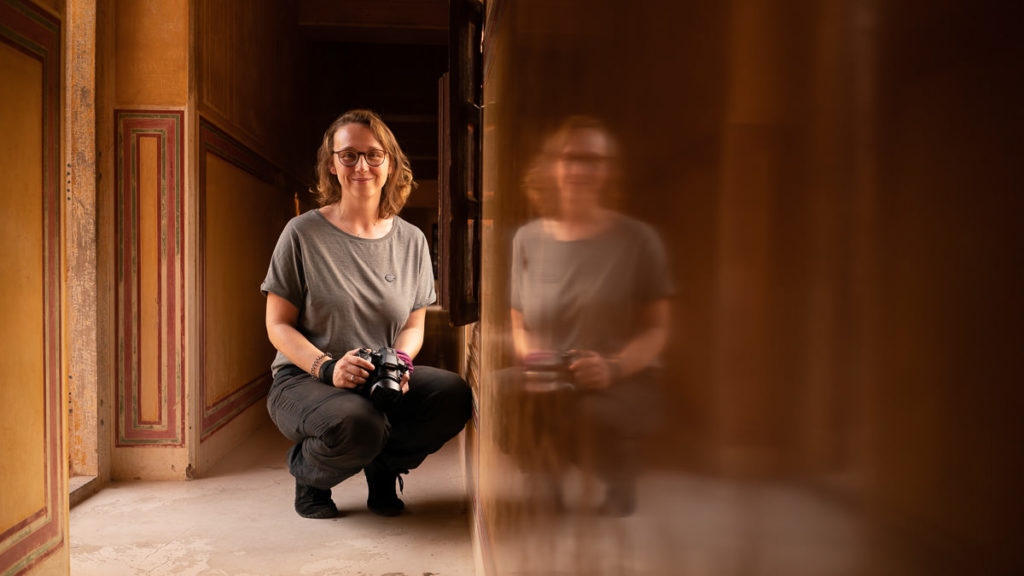 Spiegelung in einem Gang der Nahargarh Festung in Jaipur, Rajasthan.