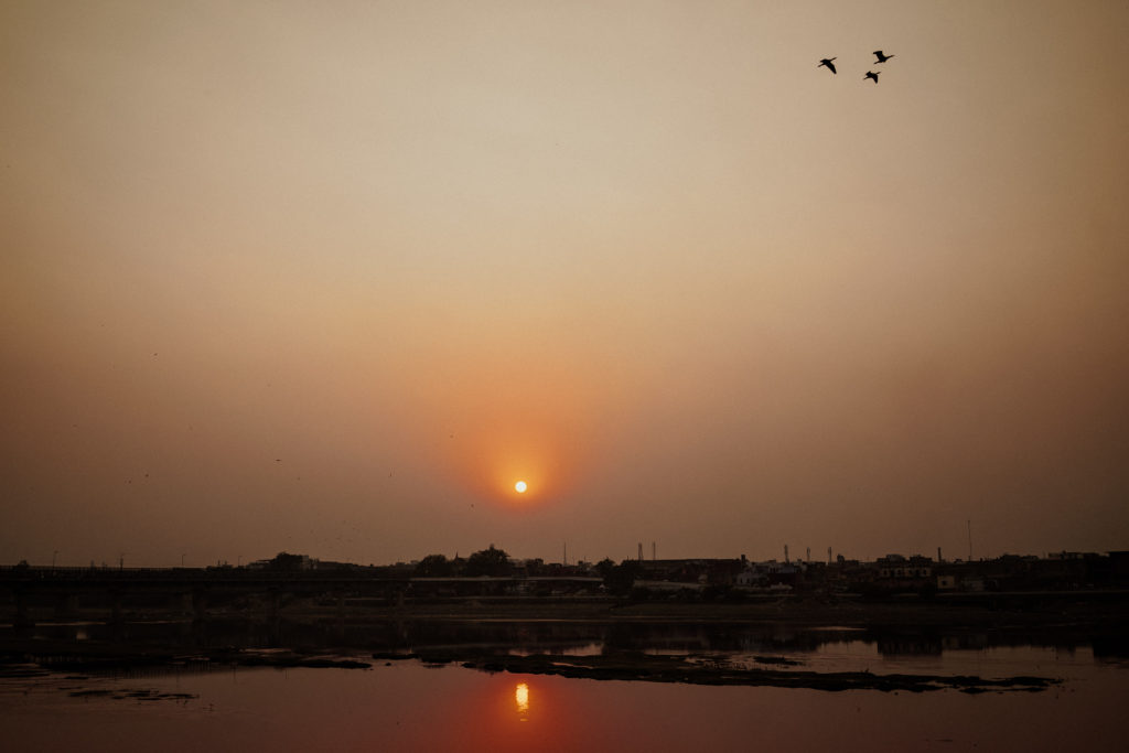 Sonnenuntergang im Smogdunst irgendwo in Indien