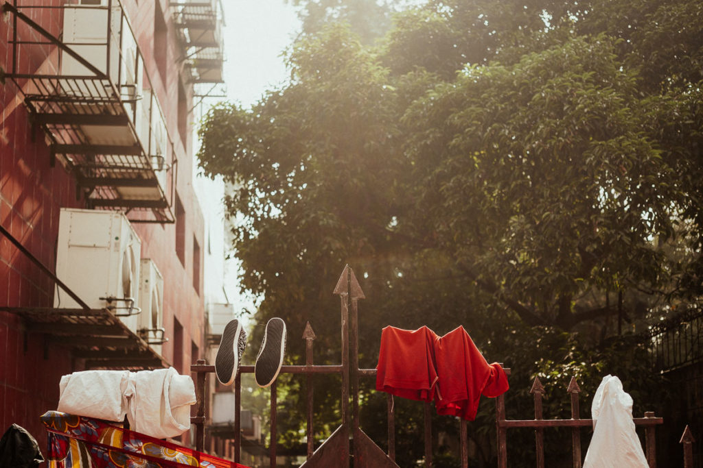 Sightseeing in Kolkata: Wäsche hängt überm Zaun.