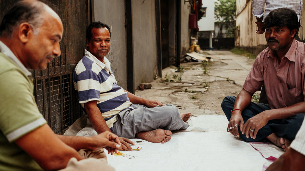 Kartenspieler beim Sightseeing in Kolkata.
