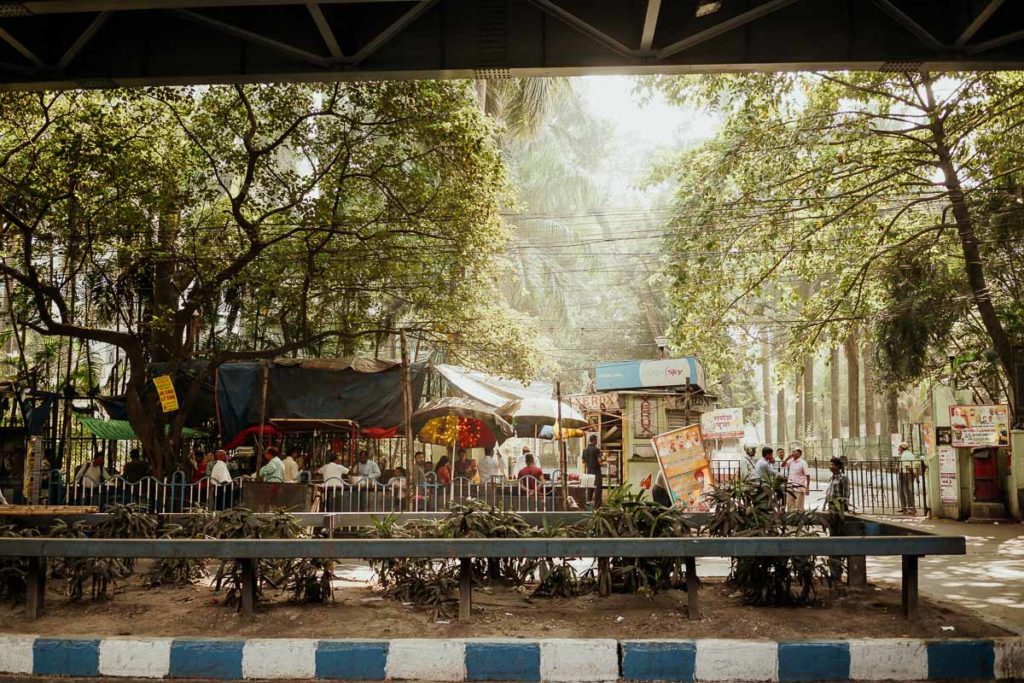 Sightseeing in Kolkata. Eine Straßenszene.