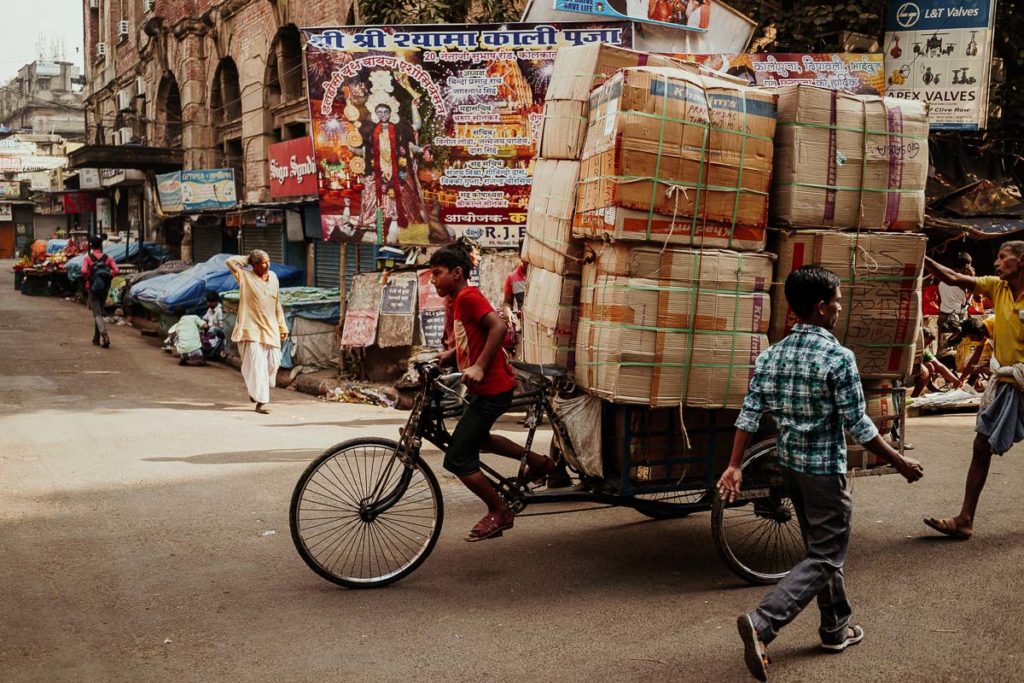 Rikscha als Fortbewegungsmittel in Kolkata. Transportiert wird alles, was drauf passt.