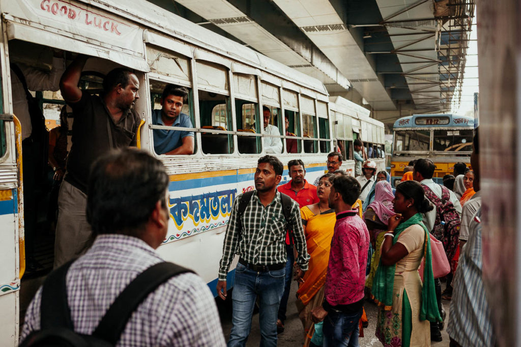 Fortbewegung in Kolkata, hier Busfahren.