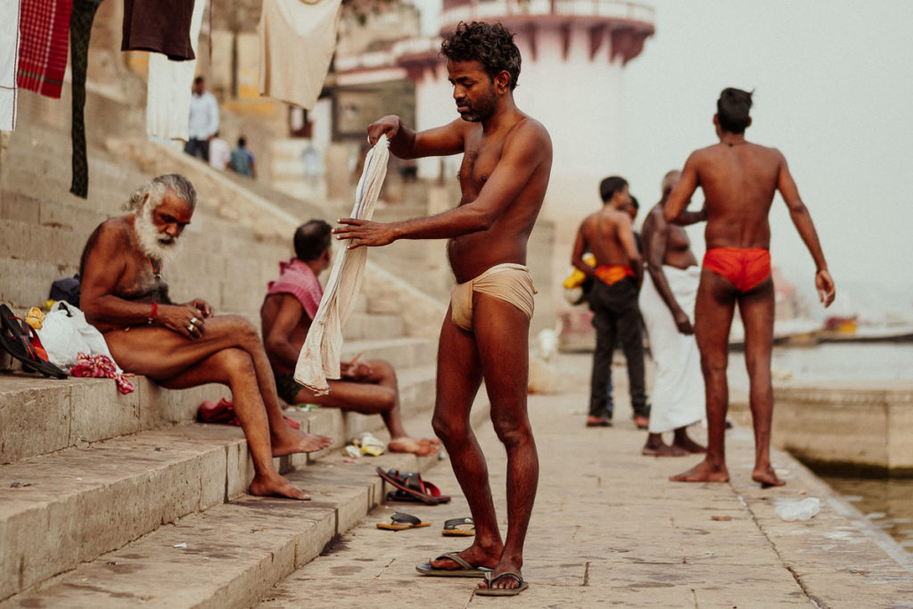 Männer bei der morgendlichen Waschroutine im Ganges in Varanasi.