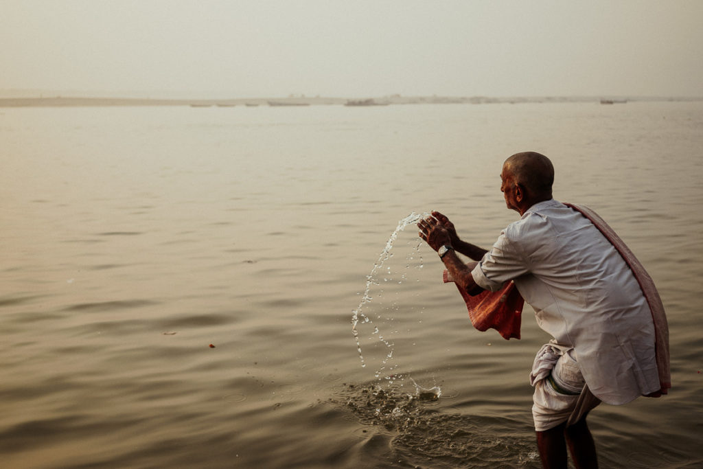 Waschung im Ganges in Varanasi. Tägliches Ritual in Varanasi.