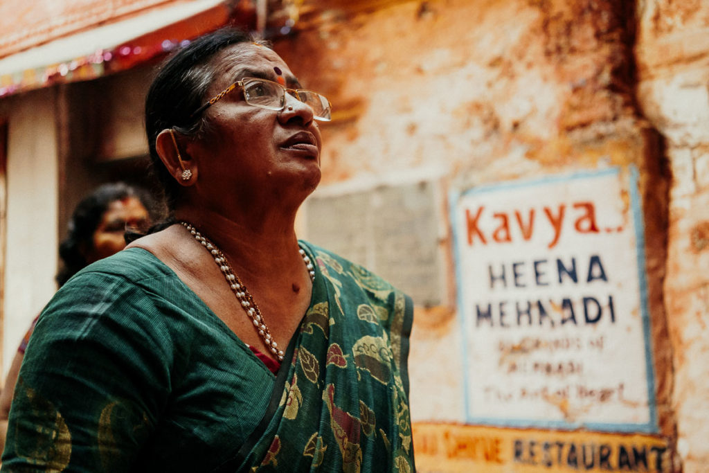 Hindu in Varanasi auf dem Weg zum Ganges.