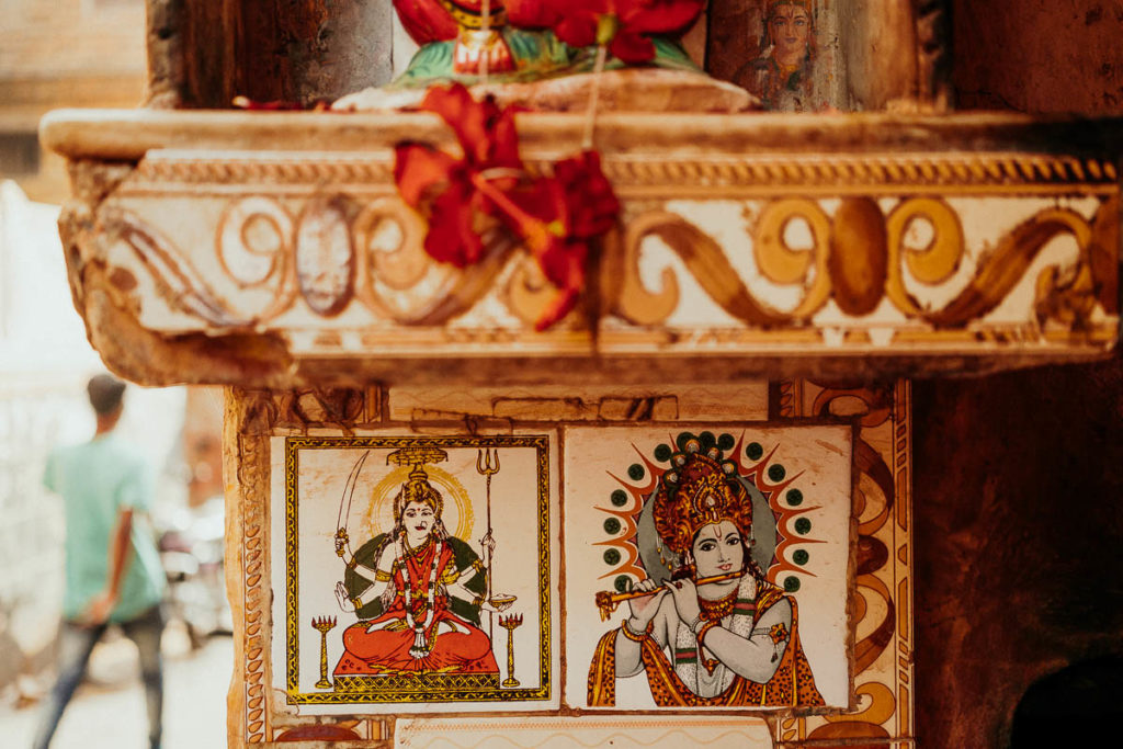 Detail im Nepali Tempel in Varanasi.