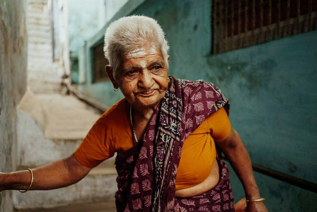 Gläubige auf dem Weg zum Ganges in Varanasi.