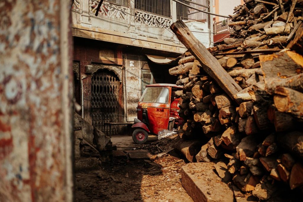 Holz für das offene Krematorium in Varanasi. Tod und Leben sind in Varanasi direkt miteinander verbunden.