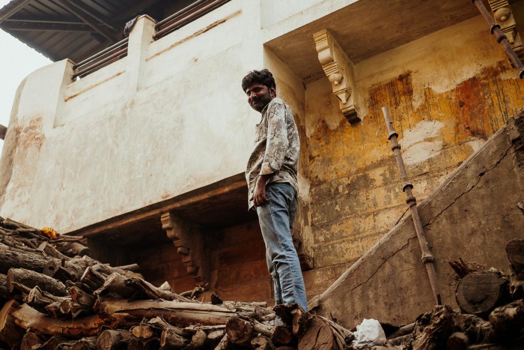 Mann in Varanasi. Die Stadt ist an einigen Stellen zerstört und Trümmer sind in Varanasi oft zu sehen.