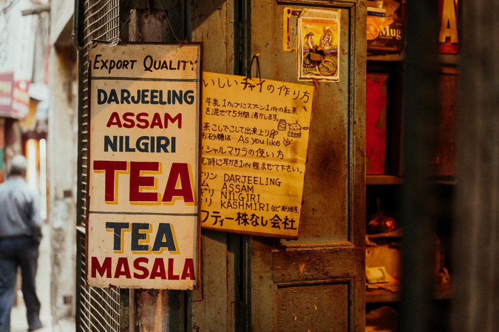 Masala Chai, indischer Chai, also schwarzer Gewürztee mit Milch in Varanasi.