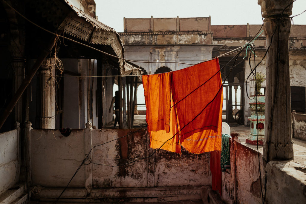 Hinterhof in Varanasi. Wäsche hängt zum Trocknen in einem von vielen Hinterhöfen Varanasis.