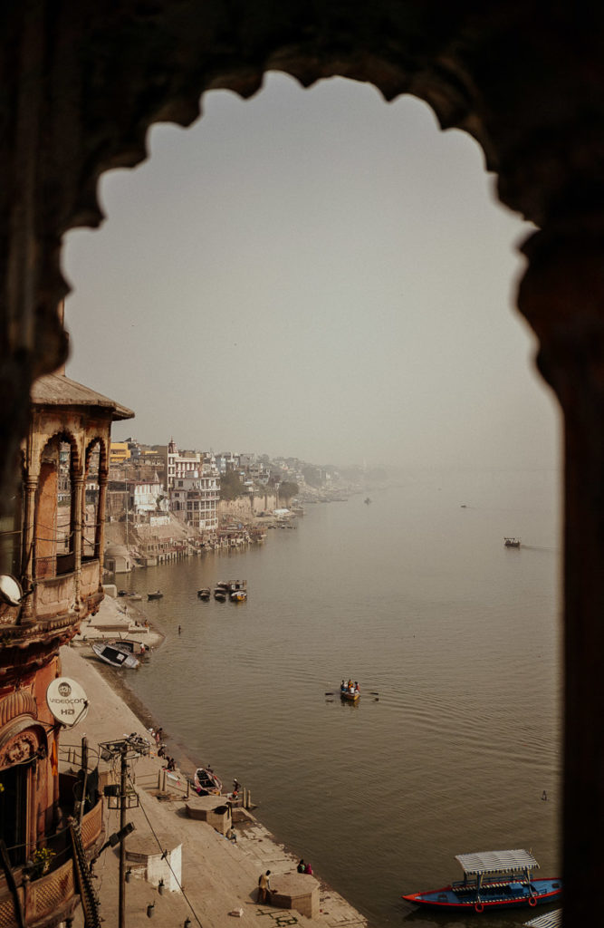 Ganges in Varanasi. Indiens heiligste Stadt sprüht vor Energie und Leben, das vor allem am Fluss Ganges in Varanasi stattfinden.