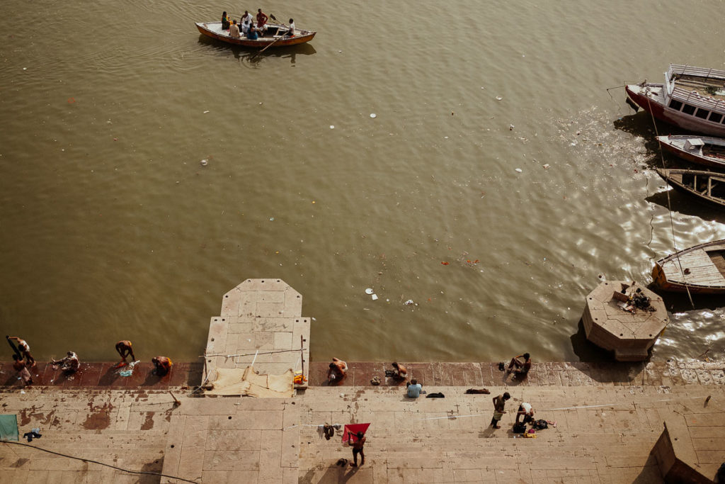 Blick auf den Ganges in Varanasi. An den Ghats des Ganges findet in Varanasi das tägliche und das religiöse Leben statt.
