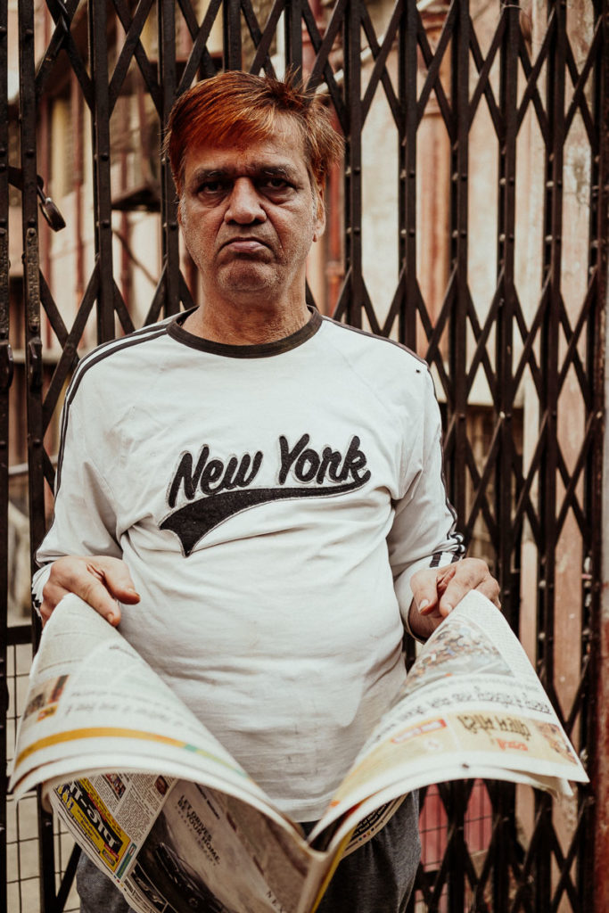 Mann liest Zeitung in Varanasi.