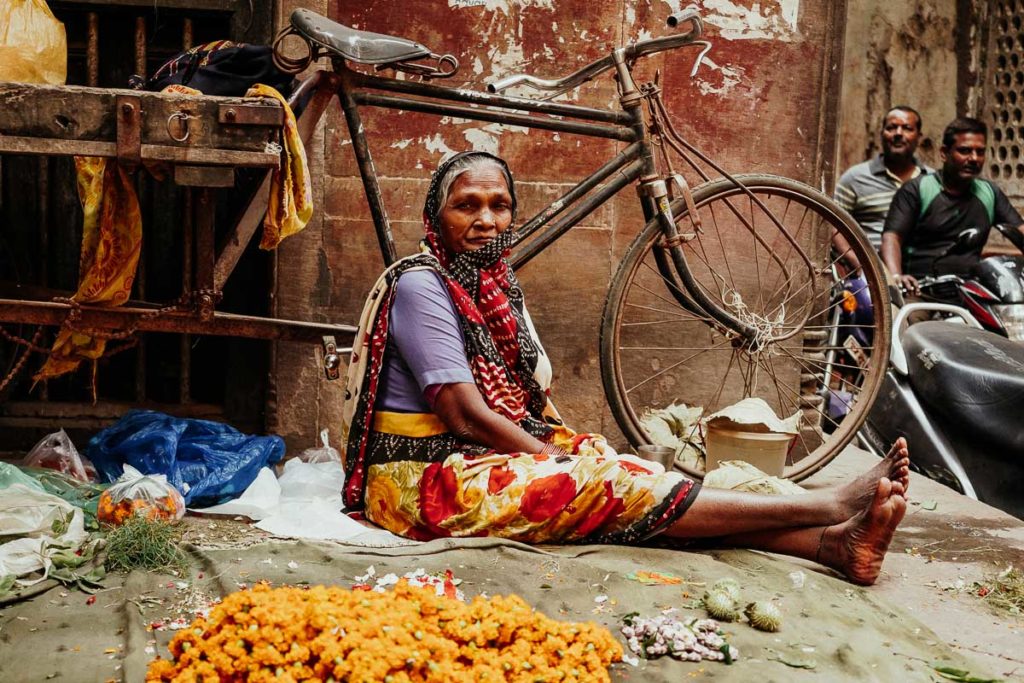 Verkäuferin in Varanasi.