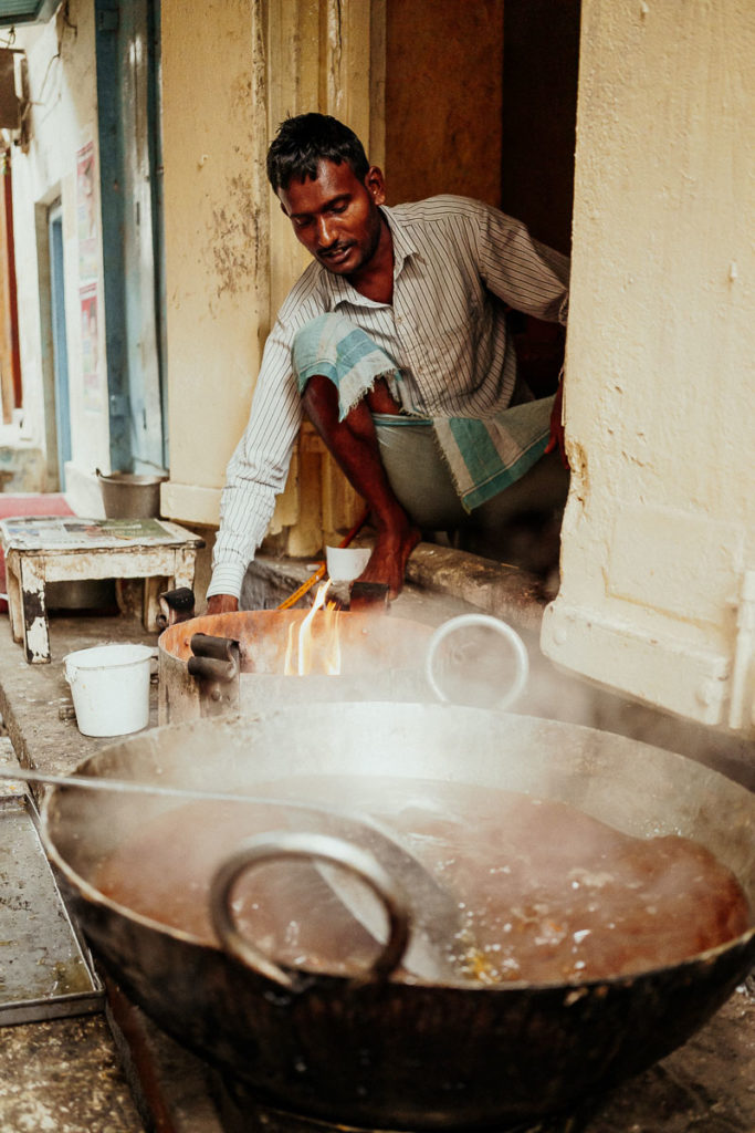 Zuckerbäcker in Varanasi. Auf den Straßen von Varanasi findet das Leben statt.
