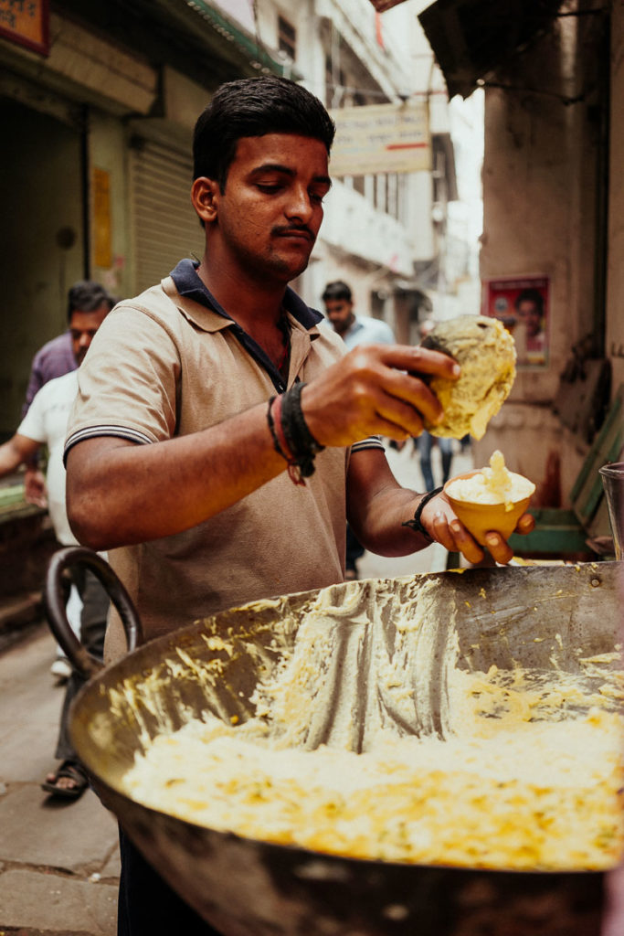 Zubereitung von Ghee in Varanasi. Straßenmärkte sind in Varanasi immer ein Erlebnis.