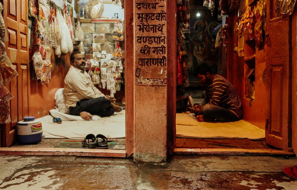 Geschäft in Varanasi, Altstadt. Von Lebensmittel bis hin zu Eisenwaren und Kaschmir wird alles verkauft in Varanasi.