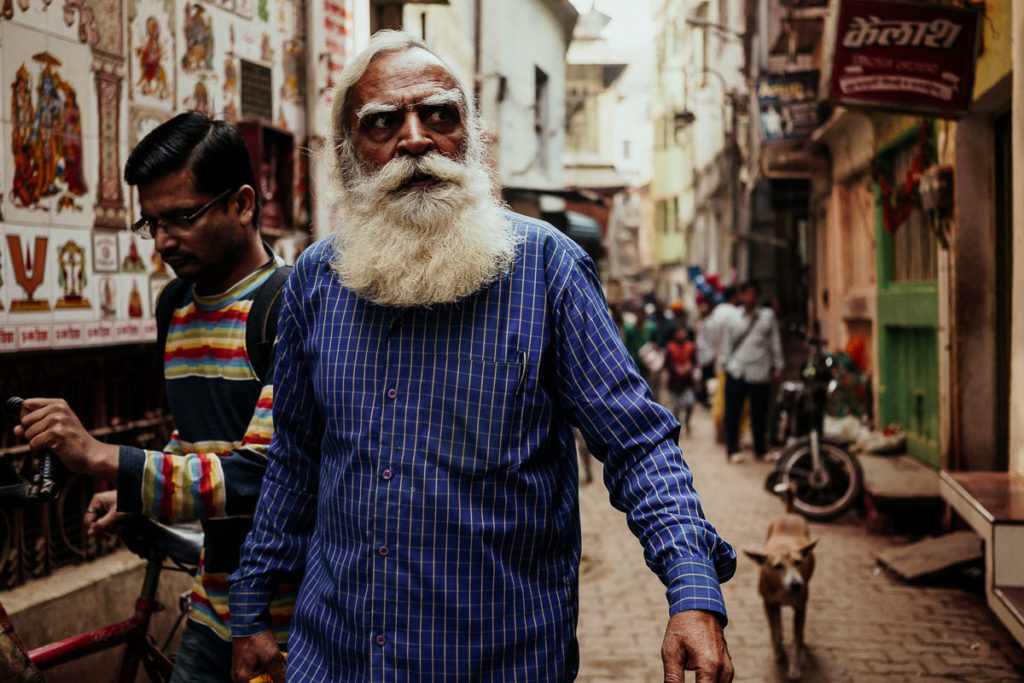 Die Gassen in der Altstadt von Varanasi sind mit Leben gefüllt.