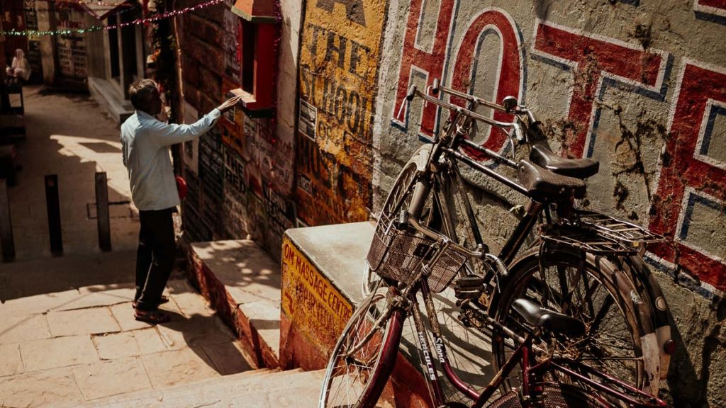 Betender in Varanasi. Die heiligste Stadt Indiens ist ein wichtiger Ort für gläubige Hindus.