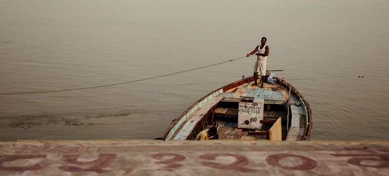 Boot auf dem Ganges in Varanasi. Das Leben im und am Ganges hat eine wichtige Bedeutung für Hindus.
