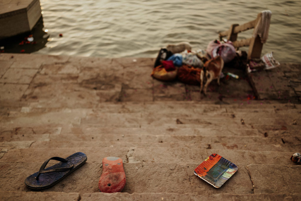 Ganges in Varanasi, der heiligste Fluss Indiens. Dennoch landet auch viel Abfall im Ganges.