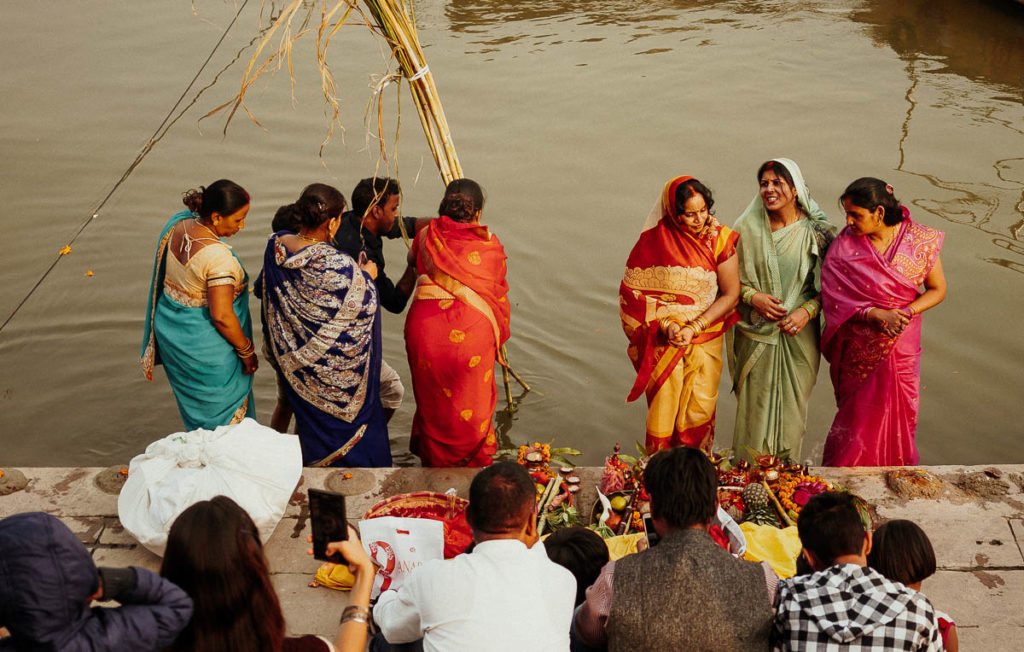 Chhath Puja am Ufer des Ganges in Varanasi. Das Fest zur Ehren der Sonne findet einmal im Jahr statt.