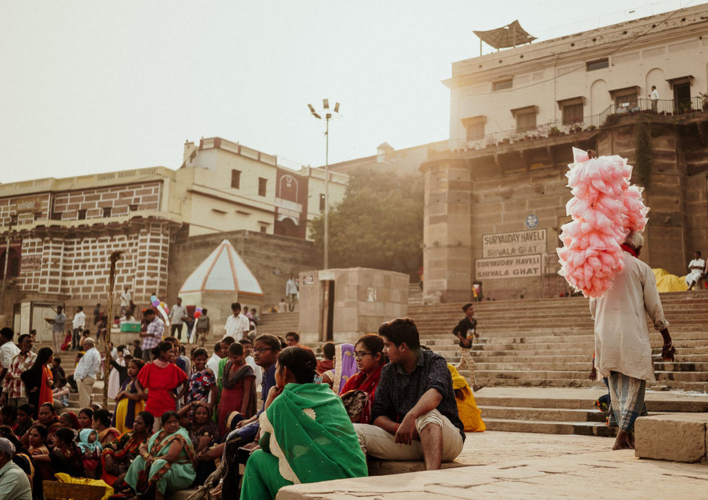 In Varanasi ist immer etwas los, vor allem an den Ghats des Ganges. Deshalb versuchen auch Verkäufer ihr Glück.