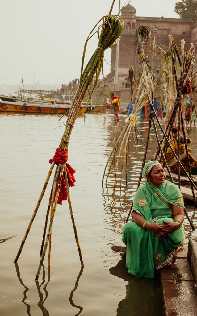 Chhath Puja in Varanasi: eine gläubige Hinduistin begeht das Ritual zu Ehren der Sonne im Fluss.
