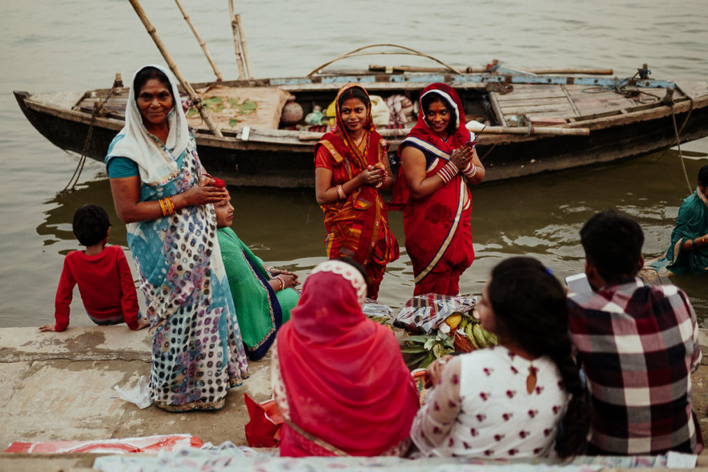 Frauen beten zur Sonne während des Chhath Puja in Varanasi.